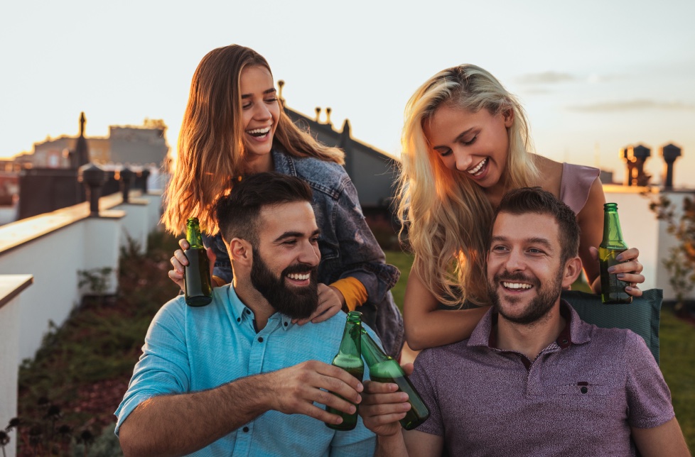 Freunde genießen gemeinsam ihre Happy Hours
